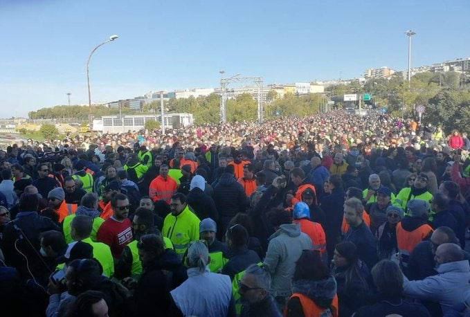 Fronte del porto. L'«anomalia selvaggia» della piazza anti-pass triestina e  la lotta di classe - Giap