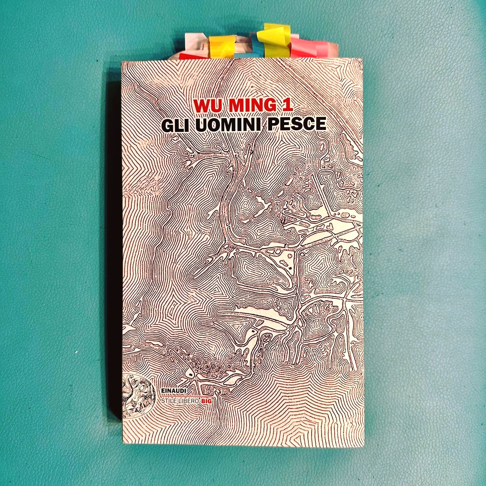 Copertina de Gli uomini pesce con post-it.